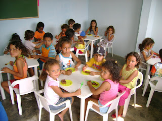 http://1.bp.blogspot.com/_0guh15lz9g8/RyCOPp2Q3RI/AAAAAAAAAAk/SSh9PHZlV6Q/s320/Crian%C3%A7as+comendo+bolo+dia+12_10.jpg