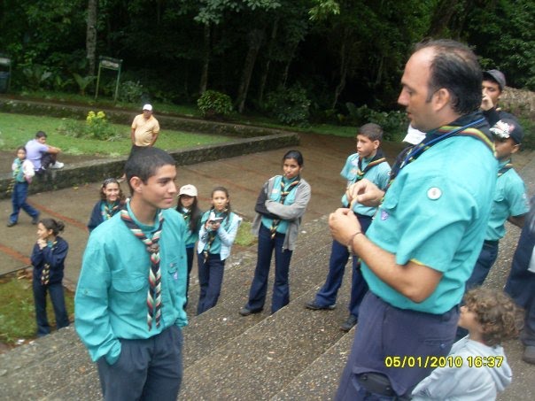 Entrega de Scout de Bolivar a Felipe Ramirez anterior guia de la patrulla Oso