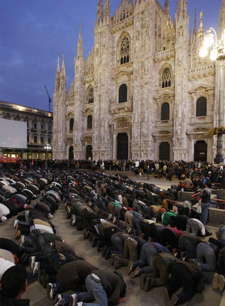 [Oracion_multitudinaria_Milan.jpg]