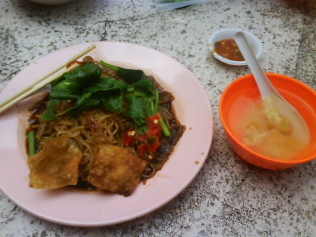 Ah Hock Wantan Mee At Lebuh Melayu Penang There S This Small Wantan Mee Stall Sheltered Right Beside The Junction Of Lebuh M Weird Food Food Singapore Food