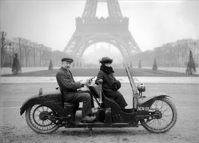 صور جميلة لمدينة باريس Biplace+au+Champ-de-Mars.+Paris,+1922+%C2%A9+Jacques+Boyer+.+Roger-Viollet