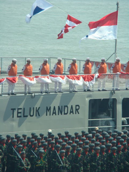 MERAH PUTIH DI TELUK MANDAR