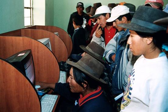 Jóvenes y adultos usando el servicio de Internet en Perú