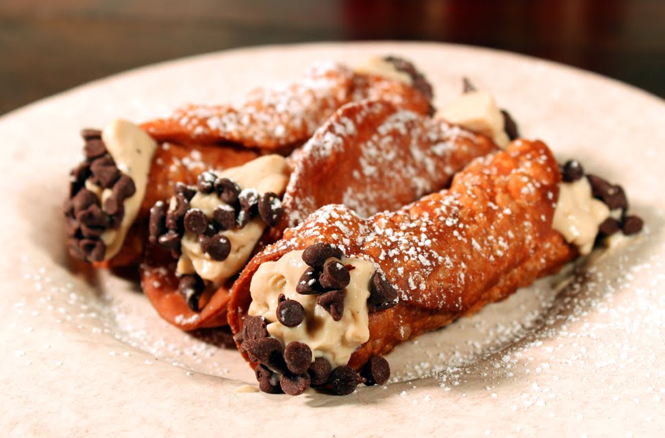 Cannoli+without+drizzled+chocolate.JPG