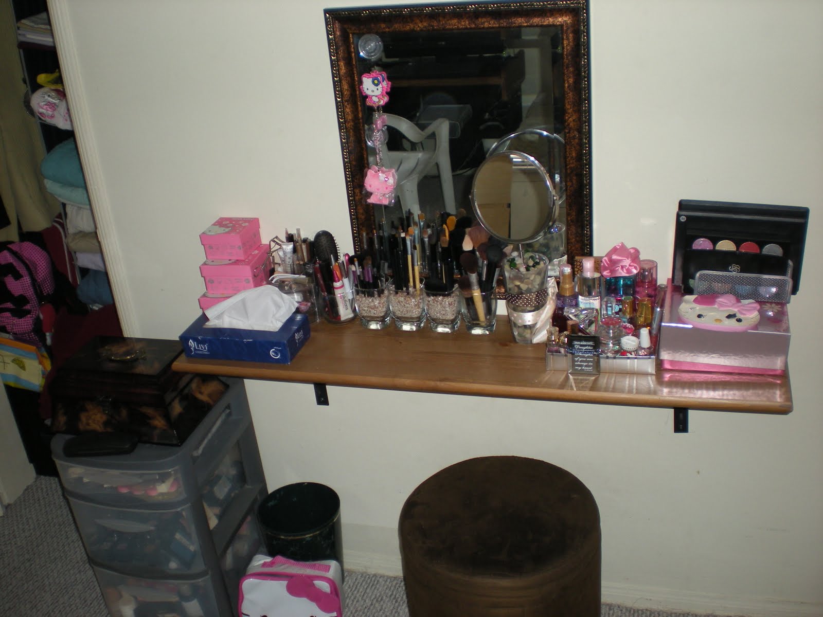 adorabubbl3 Vanity Makeup Table (DIY)