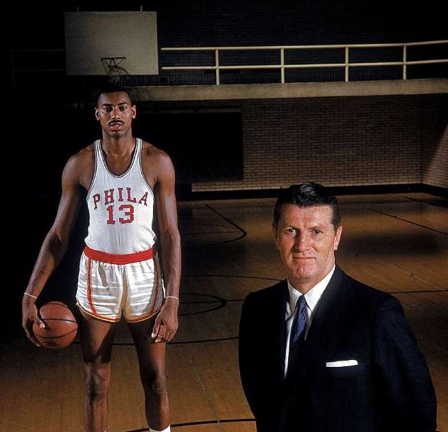 Wilt Chamberlain Facts - Há exatos 22 anos, falecia Wilt Chamberlain. O  melhor jogador da história do basquete morreu de infarto em sua casa, aos  63 anos. Naquele ano, os 76ers homenagearam