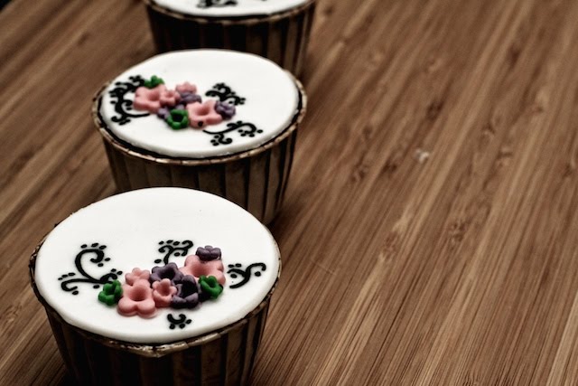 Just some designs of simple elegant wedding cupcakesEverything's edible