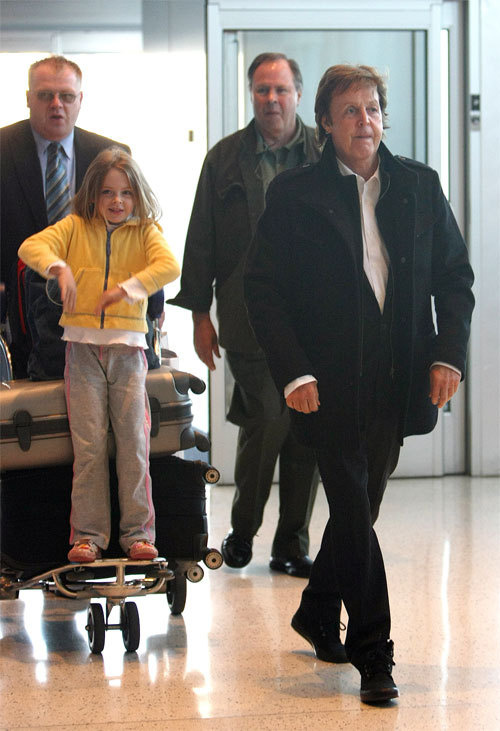 Paul McCartney et Beatrice au JFK Airport Paulandbea+%286%29