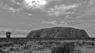 Photogénique: Uluru (Ayers Rock) in Black & White - Australia