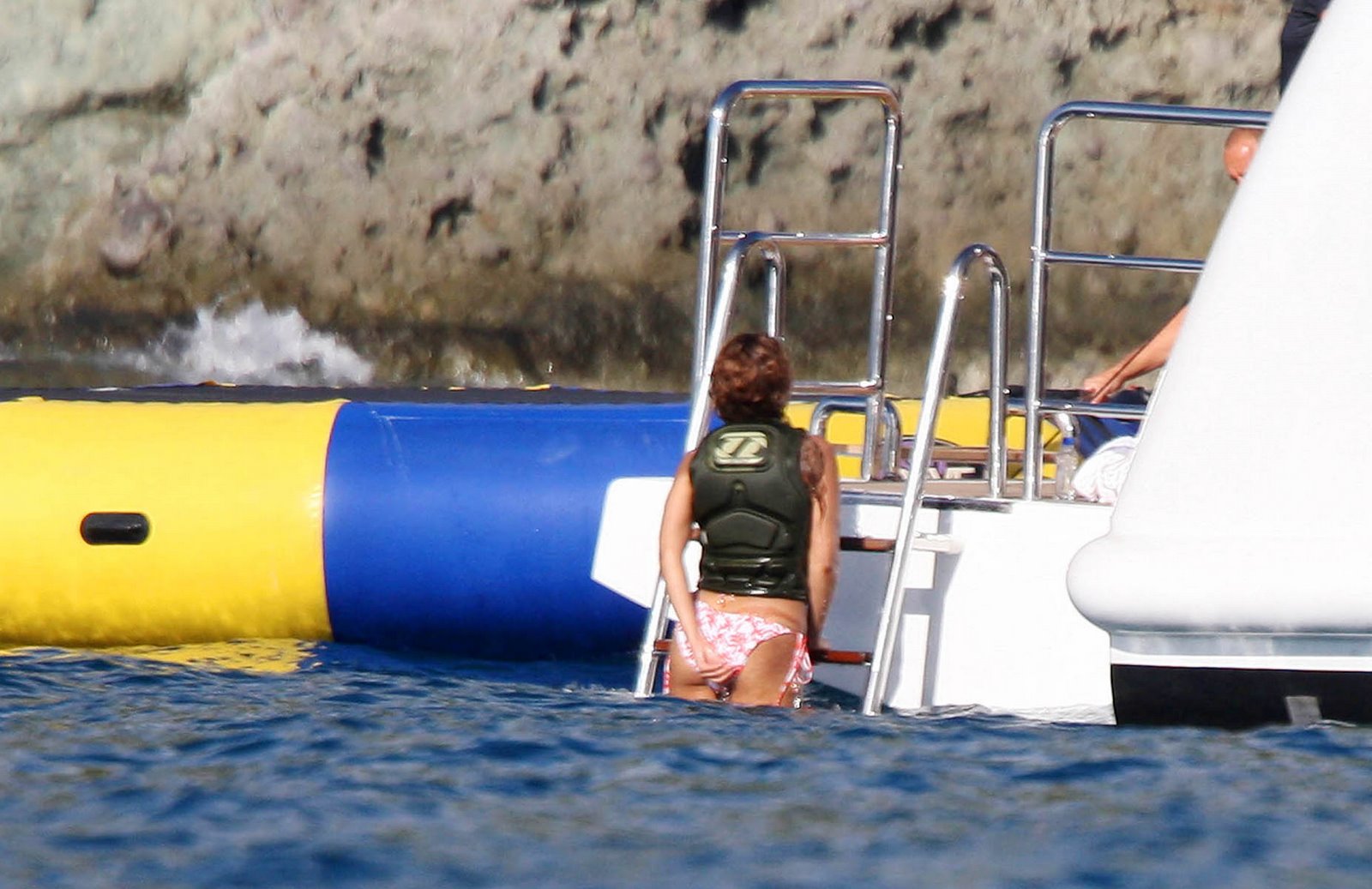 [beyonce_bikini_car_3_big.jpg]