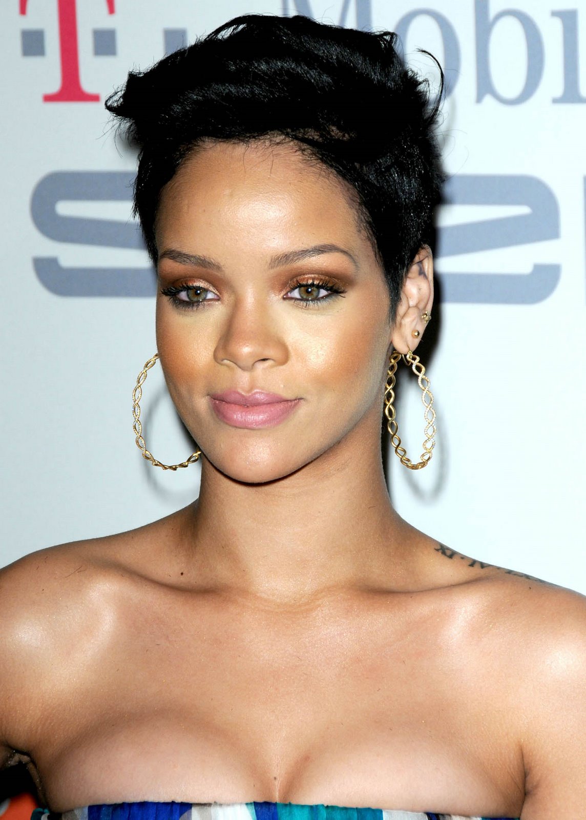 [rihanna_cleavage_clyde_big.jpg]