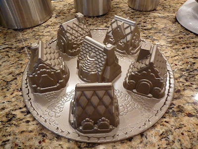 Mini gingerbread houses, Snowy Village Cakelet Pan Williams-Sonoma ButterYum