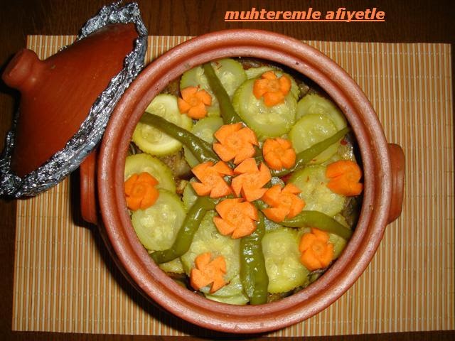 GÜVEÇTE ETLİ TÜRLÜYemek Tarifleri Sitesi