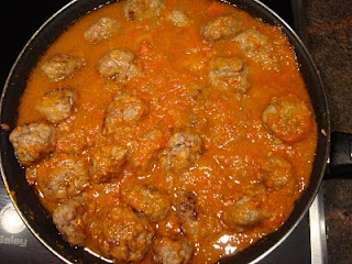 Albóndigas Con Pimientos Y Tomate
