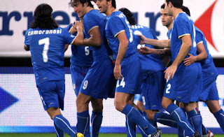 Los jugadores italianos celebrando el gol de Toni