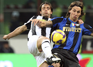 Legrottaglie e Ibrahimovic luchando por un balón