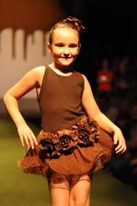 http://1.bp.blogspot.com/_1L1JRG0Chwc/TE2PmK69eoI/AAAAAAAAAdU/vZFTPqCsp2o/s1600/desfile-chocolate-217-Oto-Maciel-199x300.jpg