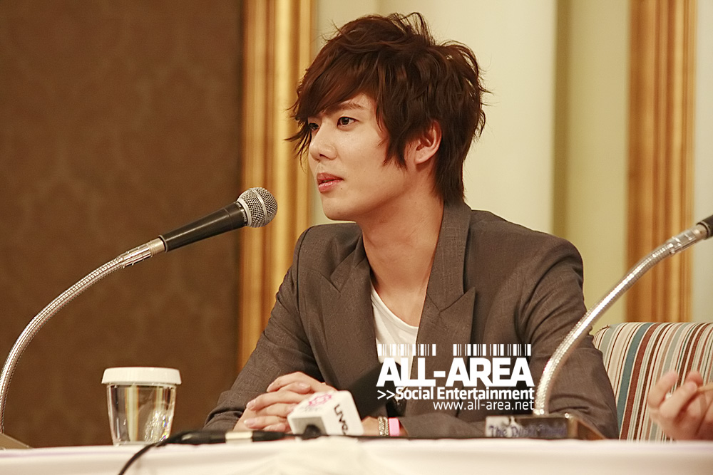 kyusaeng conferencia de prensa SS501-Kyu+Jong+conferencia+Tailandia+2010Cheonsa+Mexico1