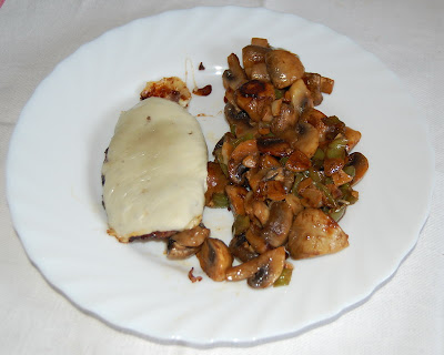 Hamurguesa con queso y champiñones con pimientos