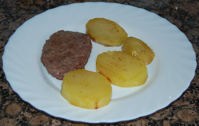 Hamburguesa asada con patatas