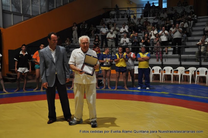 Entrega de la Medalla de Oro de la Ciudad al Club de Lucha Ajódar.