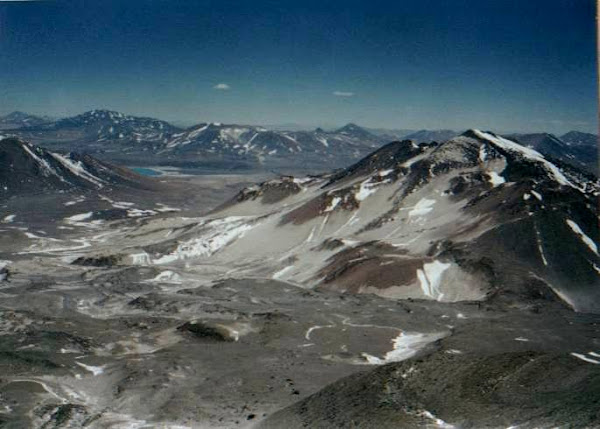 La laguna Verde (al fondo) y el nevado El Muerto (a la derecha)...
