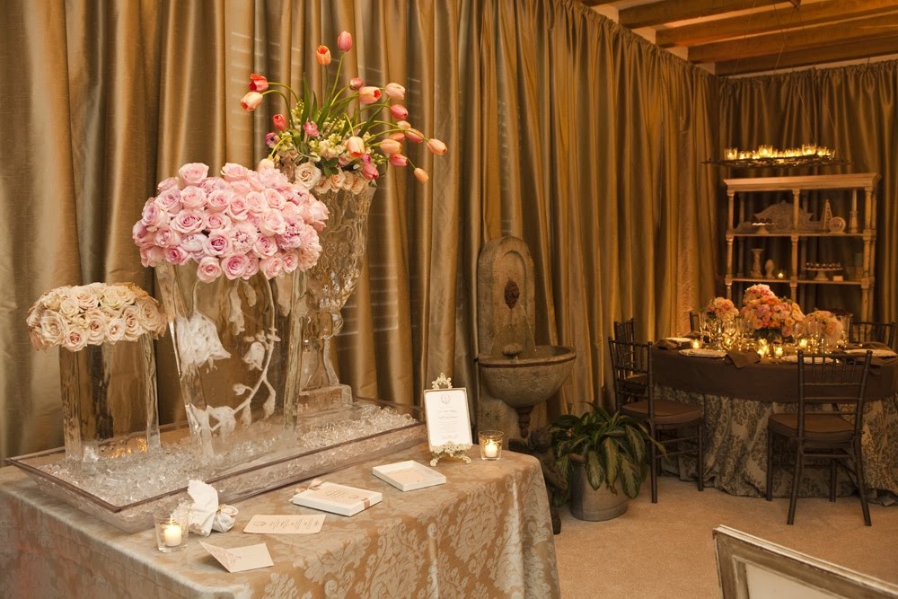 This Andalusian Blue Roan linen looks so regal on the ice sculpture table