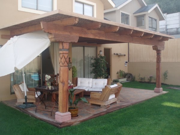 Muebles Rústicos Hassan: Terraza con piso de roble y porcelanato