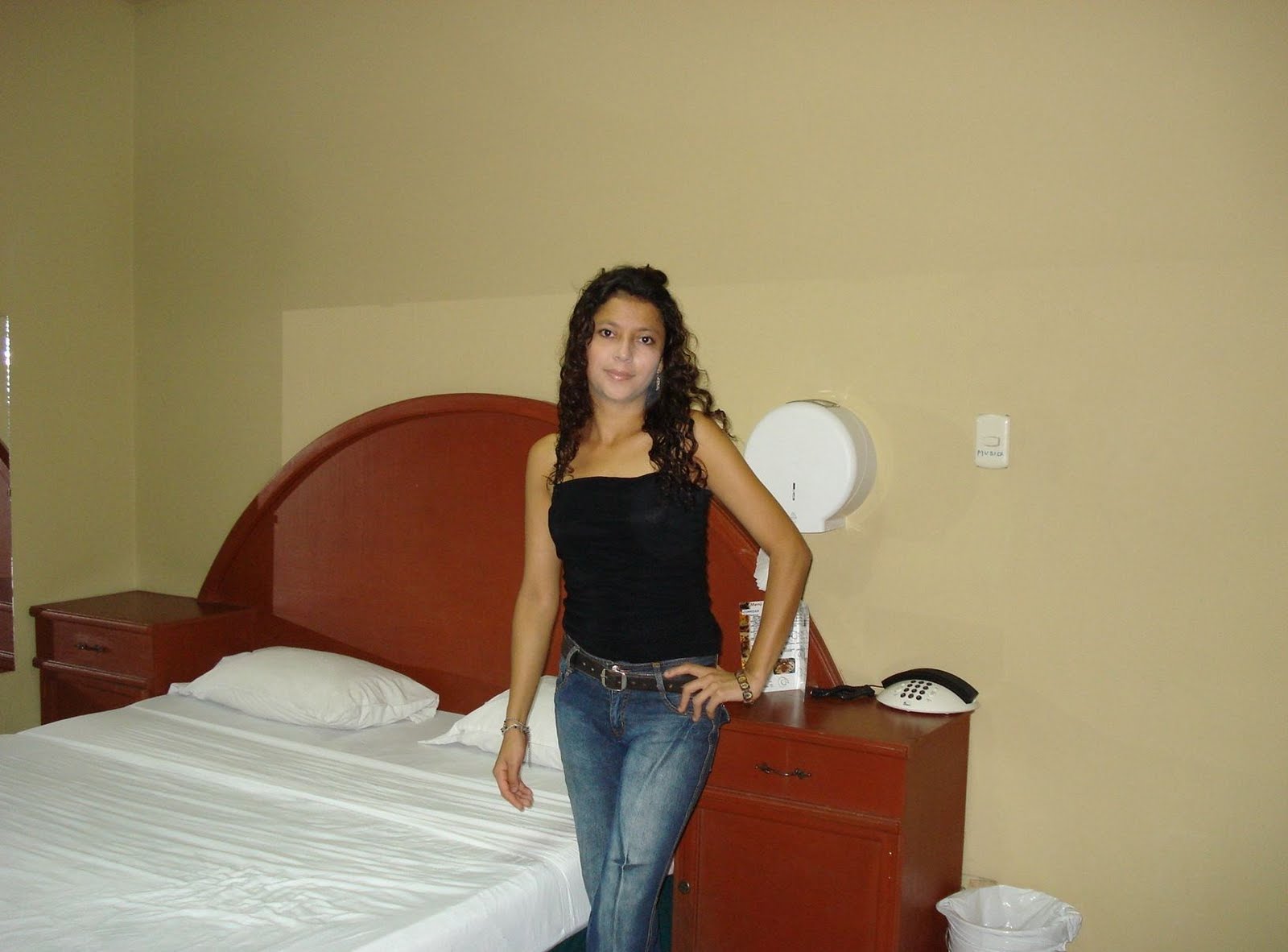 Venezolana desnuda se toma unas fotos y tiene sexo