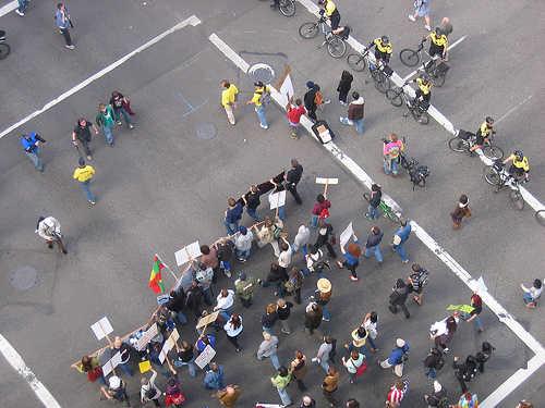 [protesters+anti+war+iraq6+overview.jpg]