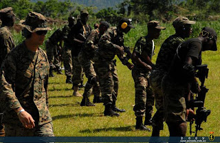 Infantes de Marina de la Armada española adiestran a personal del ejército camerunés.