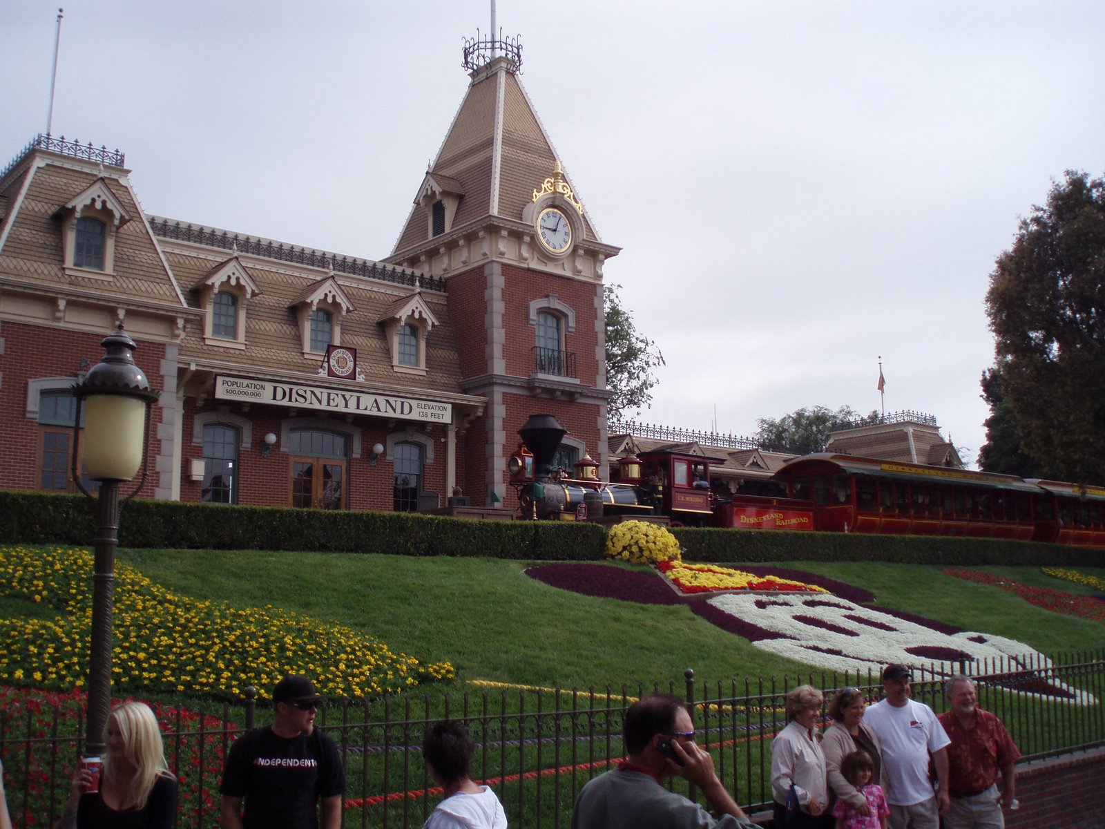 [Disneyland+Entrance.JPG]