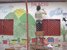 Elaborando el mural en la escuela