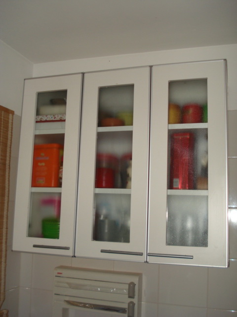 Daa Carpintería: Alacenas en melamina blanca, puertas con vidrios