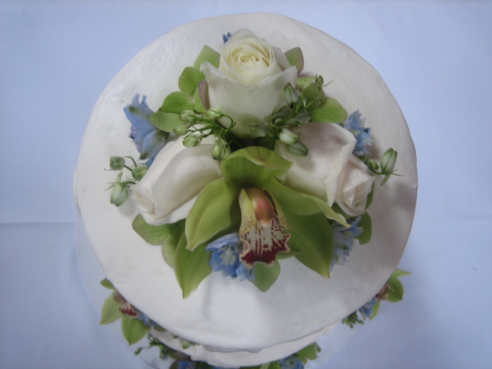 [CAKE+-+green+orchids+&+blue+delphinium+(top)3.JPG]