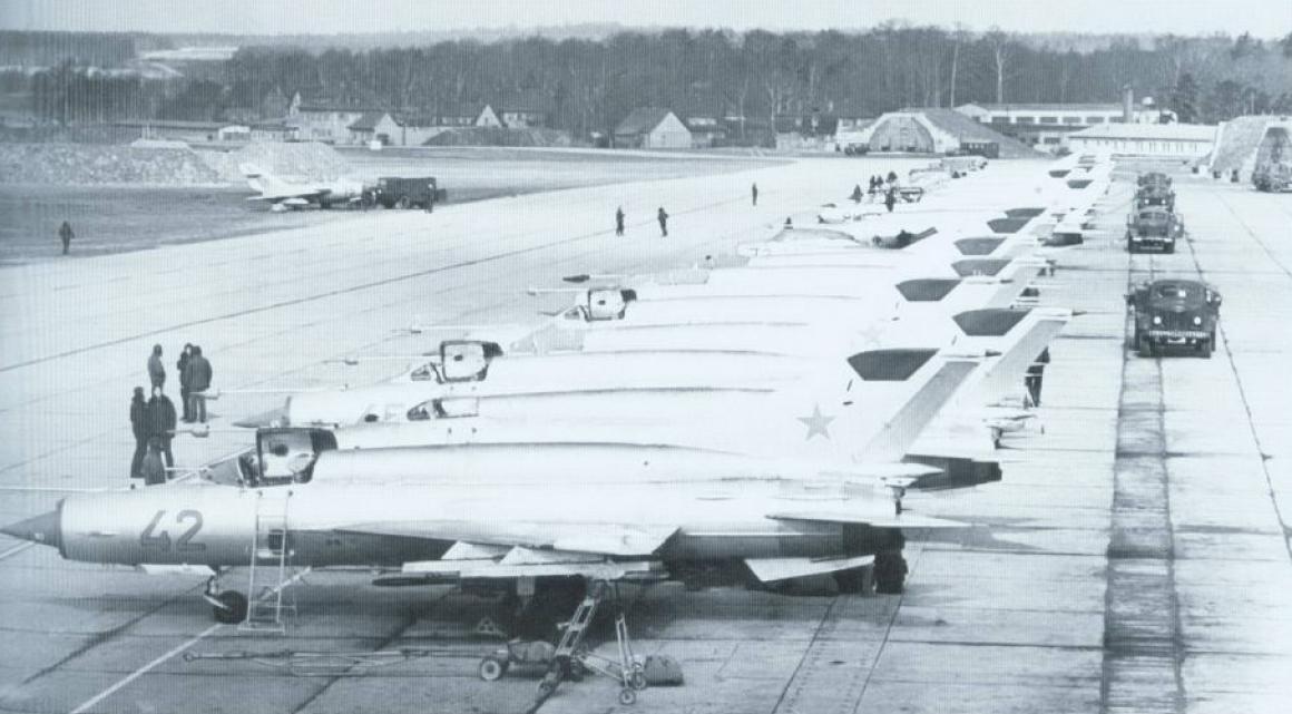 [MIG-21SMT+NO+CAMO+LINEA+ALTEMBURG+1980-81.jpg]