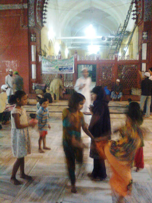 crianças em Nizzamudim Dargah