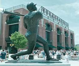 hank aaron staue