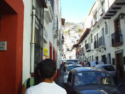 Un lugar de expresión para el café de la tarde: Casas blancas, techos rojos