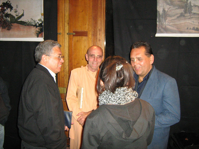 TERMINADA LA CONFERENCIA ALGUNOS INVITADOS SE ACERCARON A MAHARAJ..