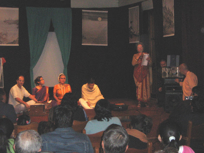 PRESENTANDO  AL GRUPO DE BHAJANS