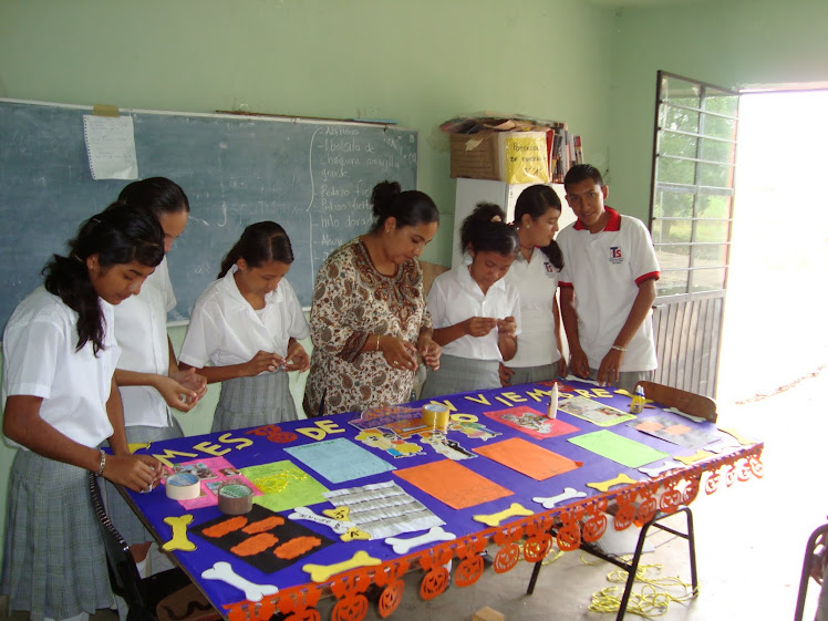 alumnos haciendo periodico mural