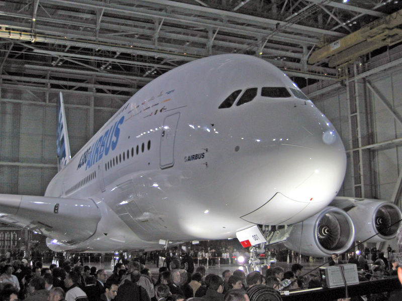 [800px-A380_Reveal_1.jpg]
