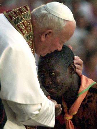 [pope_embraces_african_boy.jpg]