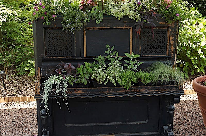 piano planter (With images) Garden sculpture, Upcycle garden, Garden design