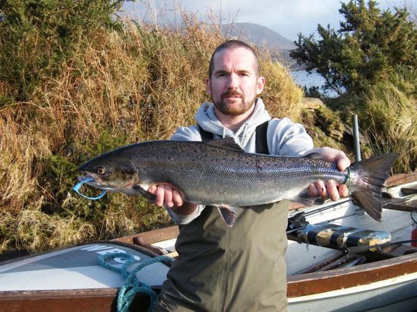 M. Will Hamill prend le premier saumon de la saison au lough Currrane(11lbs) le jour de l'ouverture