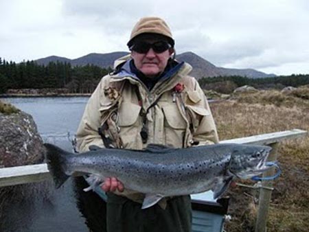 Dr. Tim Gleeson avec une specimen trout de 9lbs (jour de Paques)
