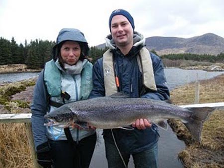 Mr. et Ms. Power de l'Australie avec leur saumon 11lbs