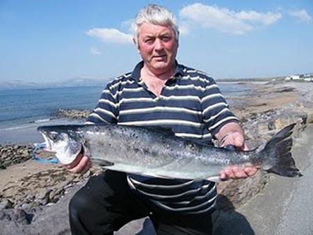 Gerald Cronan avec son saumon de cette semaine