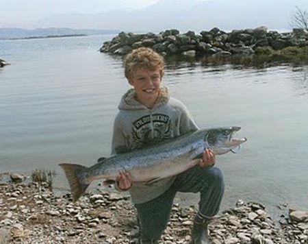 George Commins, 11 ans, avec son superbe becard de 17lbs 7oz ce 12 avril